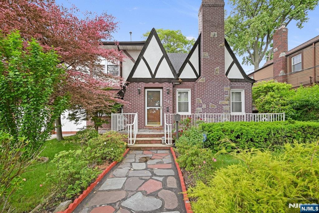 497 Oakdene Avenue, Ridgefield, New Jersey - 7 Bedrooms  
4 Bathrooms  
10 Rooms - 