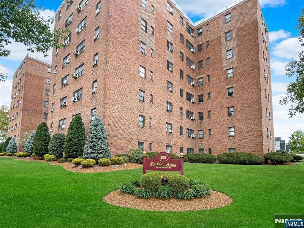 Property for Sale at 208 Anderson Street S3h, Hackensack, New Jersey - Bedrooms: 1 
Bathrooms: 1  - $255,500