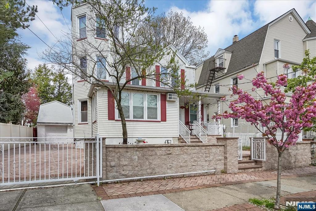 113 Oakwood Avenue