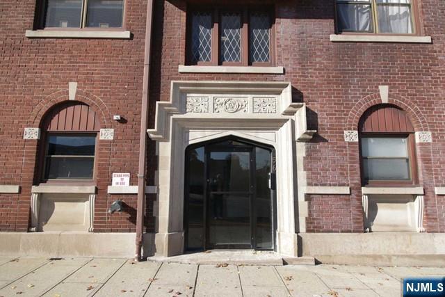 Rental Property at 5456 Oak St 5, Ridgewood, New Jersey - Bedrooms: 2 
Bathrooms: 1 
Rooms: 5  - $3,050 MO.