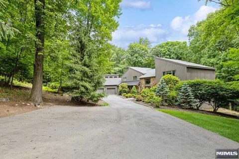 Photo of 845 Shadow Ridge, Franklin Lakes, NJ 07417 (MLS # 25037531)