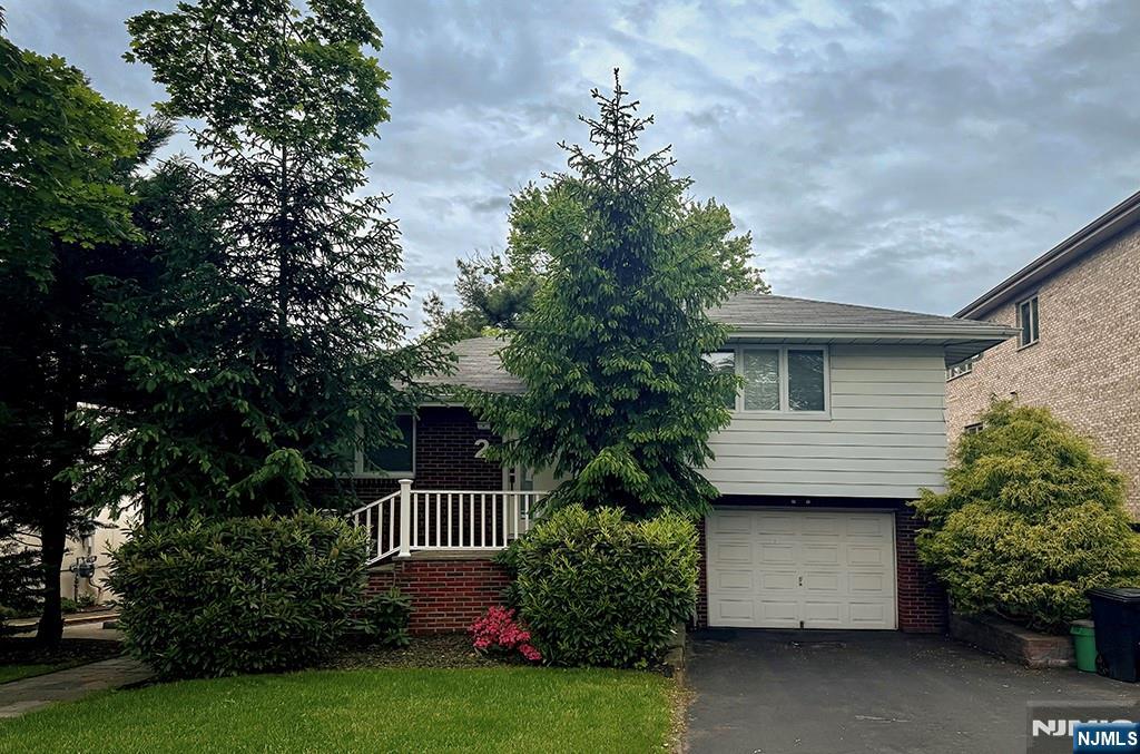2 Rossett St, Englewood Cliffs, New Jersey - 4 Bedrooms  
2 Bathrooms  
10 Rooms - 