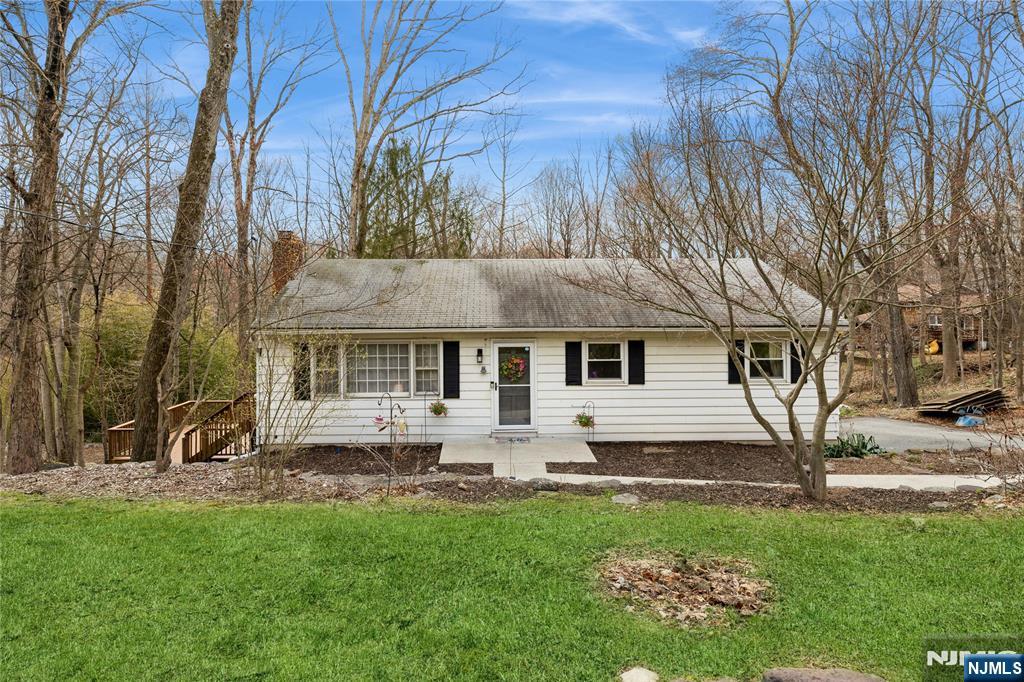8 Cedar Road, Ringwood, New Jersey - 3 Bedrooms  
3 Bathrooms  
7 Rooms - 