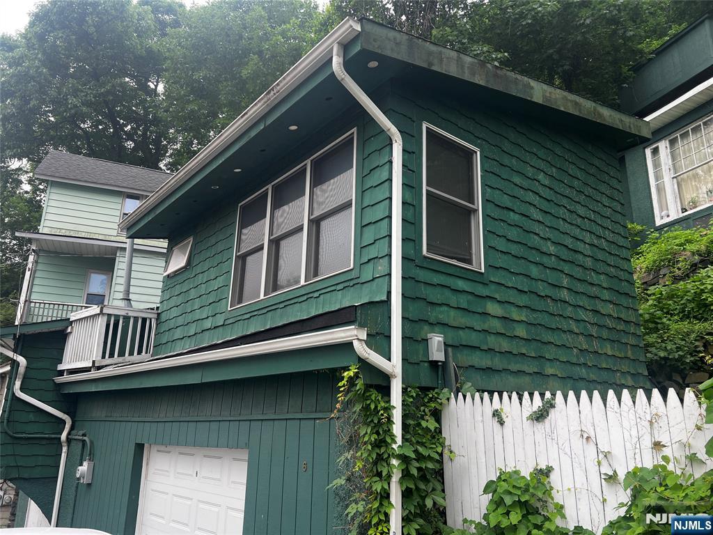 Rental Property at 6 Old Wood Rd, Edgewater, New Jersey - Bedrooms: 1 
Bathrooms: 2 
Rooms: 2  - $2,250 MO.