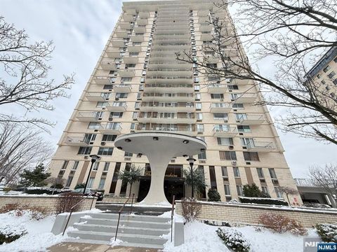 Photo of 160 Overlook Ave #11E2, Hackensack, NJ 07601 (MLS # 25043903)