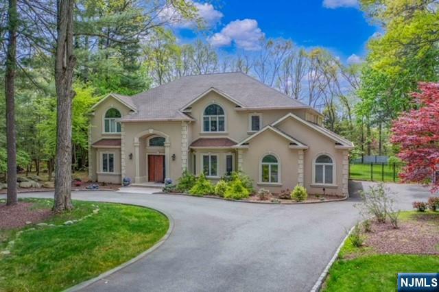 38 Rolling Ridge Road, Upper Saddle River, New Jersey - 5 Bedrooms  
6 Bathrooms  
16 Rooms - 