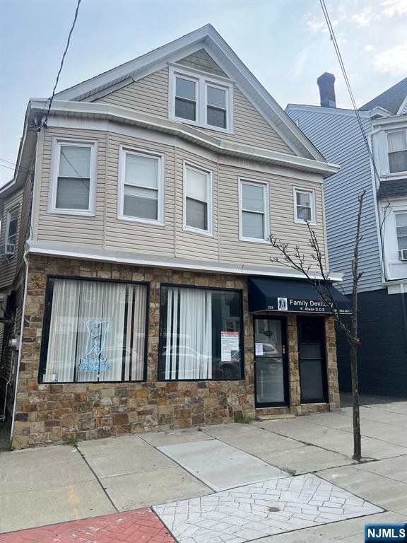 Main image without alt text