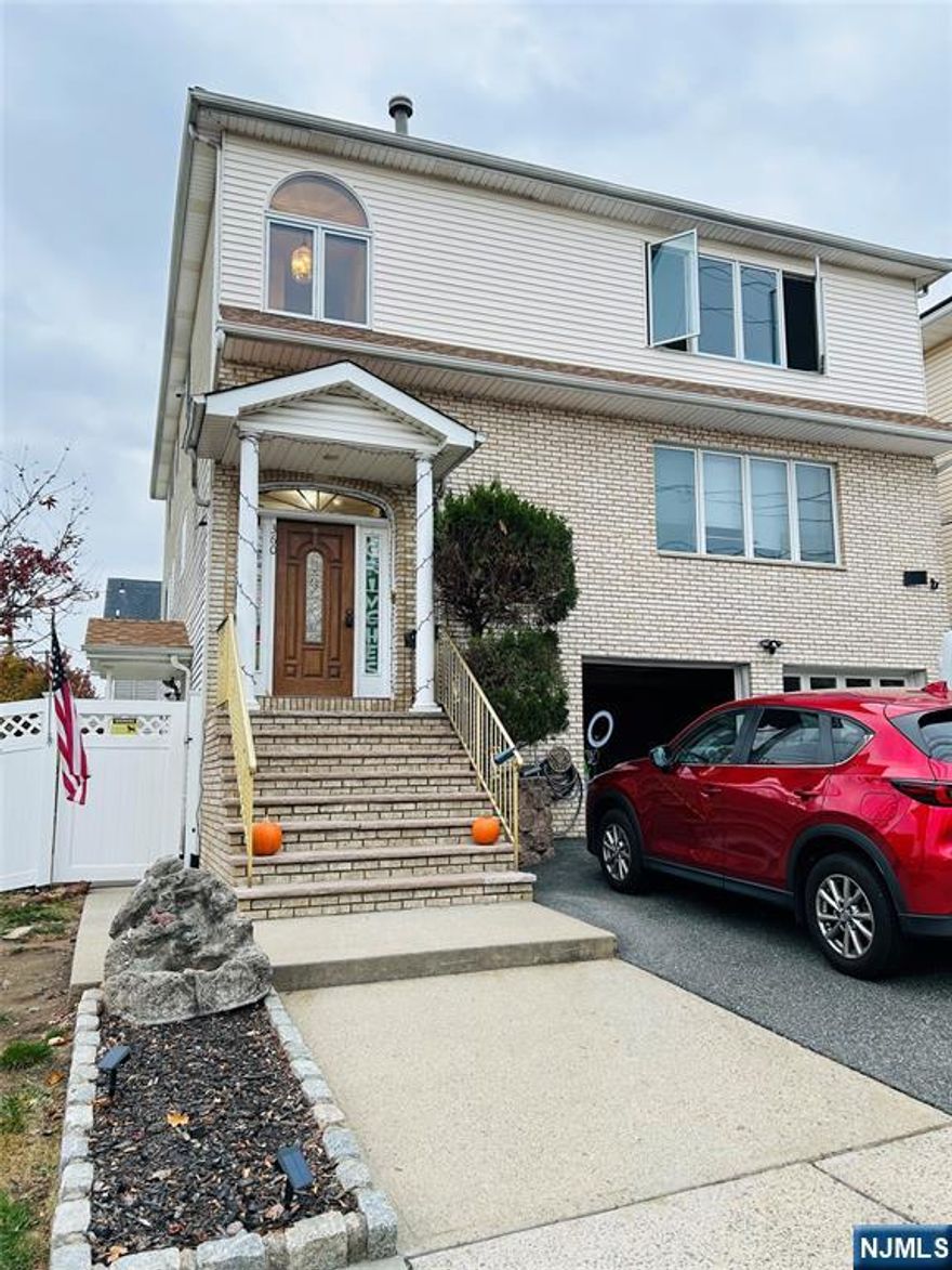 Newly renovated spacious 3 bedroom 2nd floor unit on beautiful, wide residential street. ALL brand new kitchen appliances and granite counter top. Newly installed waterproof flooring for Living Room, Kitchen and Dining Room and new carpeting for all bedrooms. Washer/dryer in unit, comes with 1 off street parking spot on driveway and no use of yard.