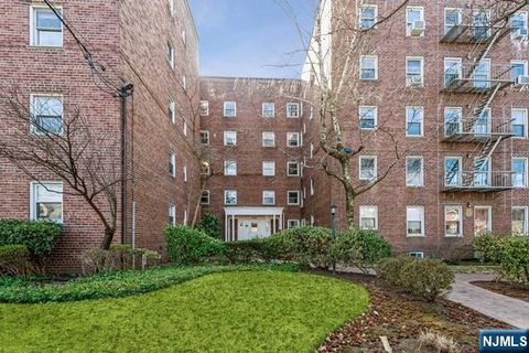 Photo of 326 N Bridge Plaza #1G, Fort Lee, NJ 07024 (MLS # 26012441)