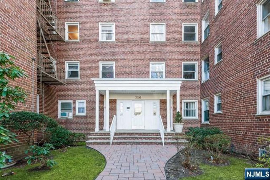 Photo of 326 N Bridge Plaza #1G, Fort Lee, NJ 07024 (MLS # 26012441)
