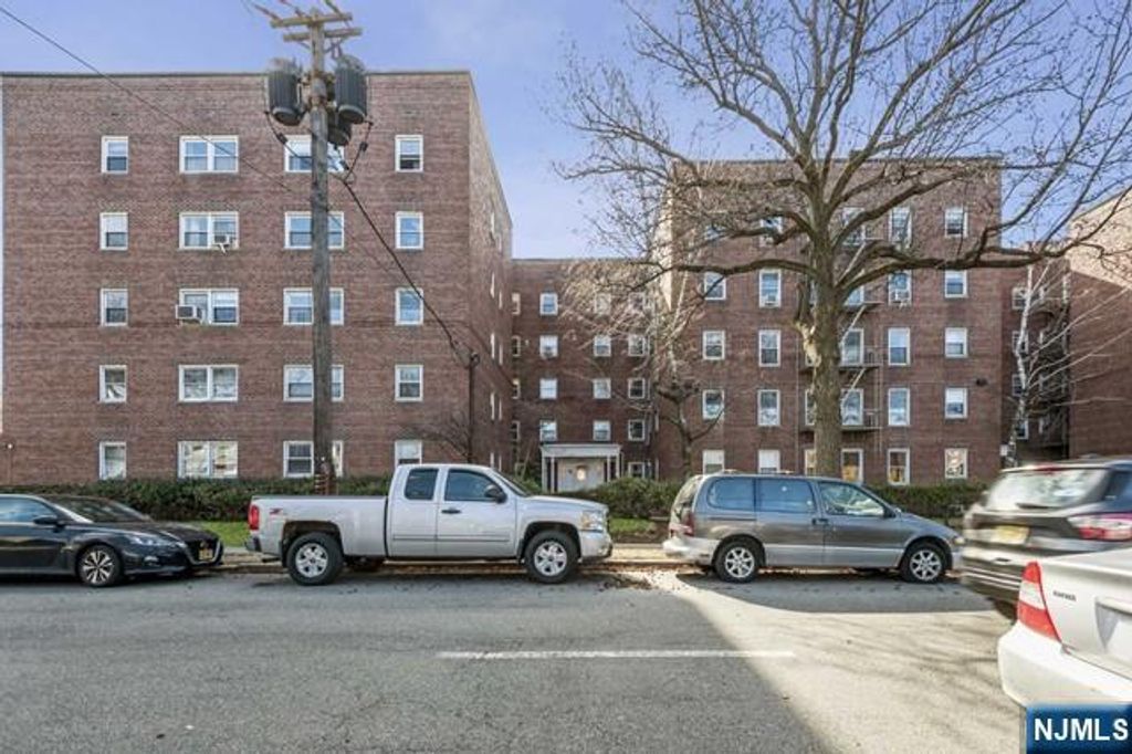 Photo of 326 N Bridge Plaza #1G, Fort Lee, NJ 07024 (MLS # 26012441)
