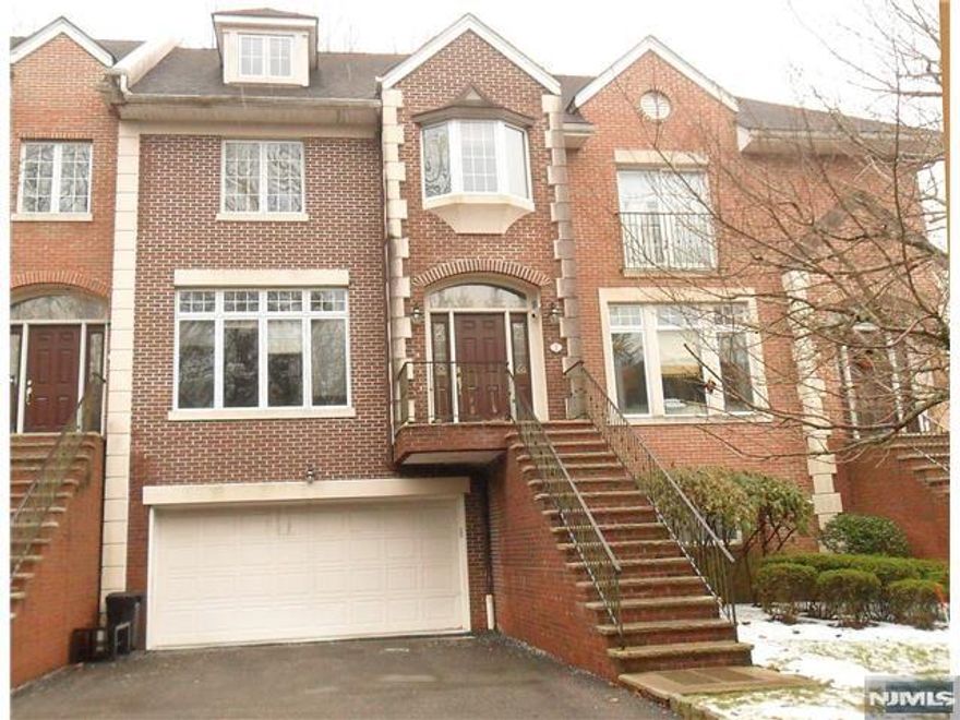 LUXURIOUS TOWNHOUSE "DOROTOCKEY'S RUN" LOCATED AT OLD TAPPAN COMMUNITY. 3,700SQ BRIGHT & SPACIOUS UNIT WITH ELEVATOR OFFERS 3 BEDRMS/3.5BTHS, MODERN EAT IN KITCHEN, LR/FPL, DR, FAMILY RM, THE GROUND LEVEL HAS A LARGE FAMILY RM/FULL BTH WITH SLIDING GALSS DOOR LEADS TO PATIO, BACKYARD, TWO CAR GARAGE.
