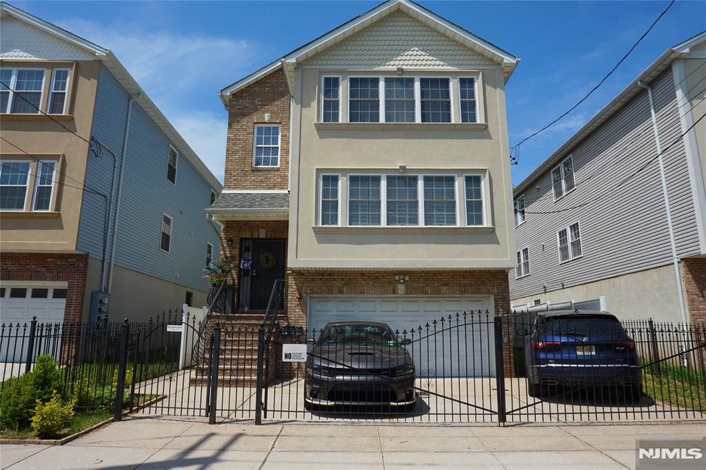 Property for Sale at 281 Morris Avenue, Newark, New Jersey - Bedrooms: 8 
Bathrooms: 5 
Rooms: 14  - $899,900