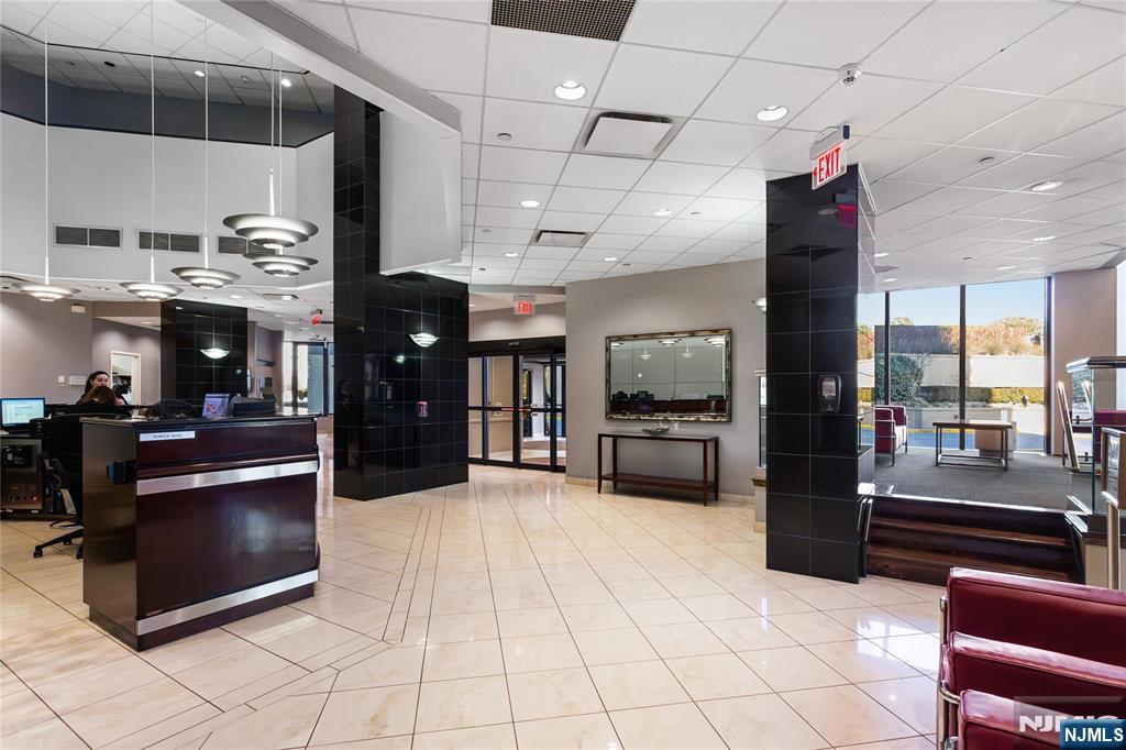7000 Boulevard E 39F