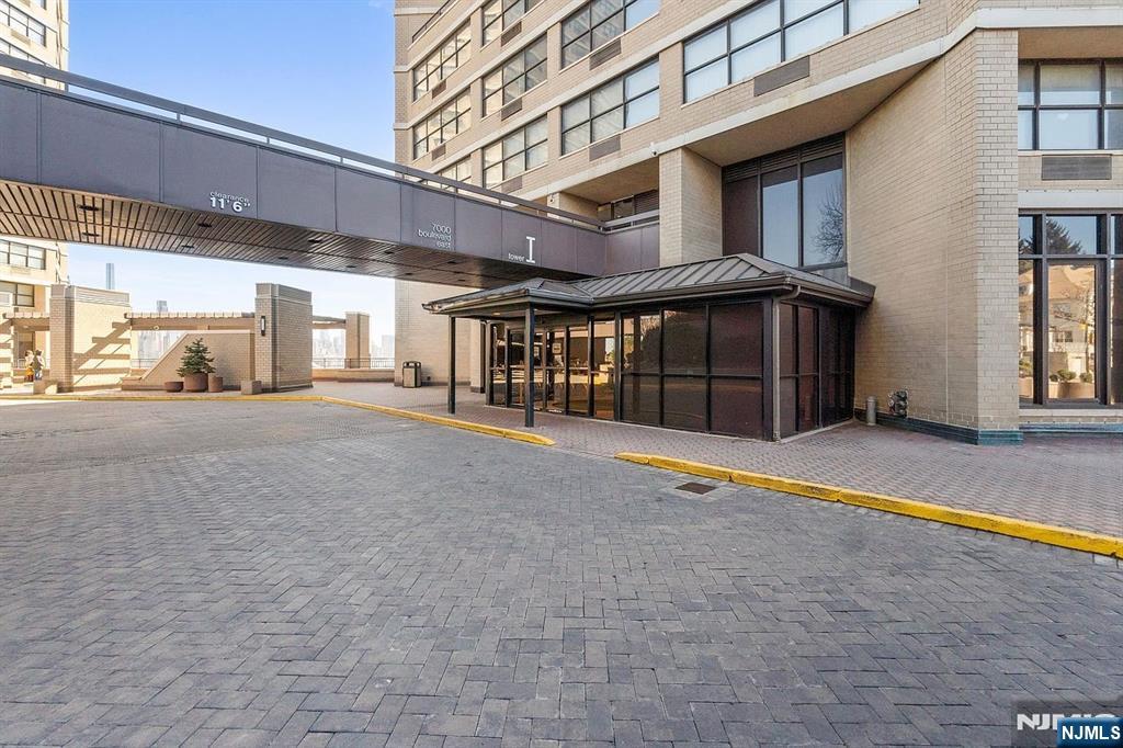 7000 Boulevard E 39F