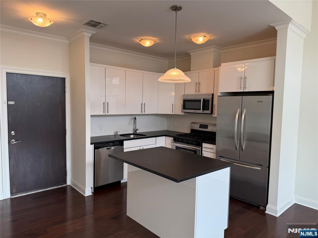 Rental Property at 2001 Hudson Ter 602, Fort Lee, New Jersey - Bedrooms: 1 
Bathrooms: 1 
Rooms: 4  - $2,925 MO.