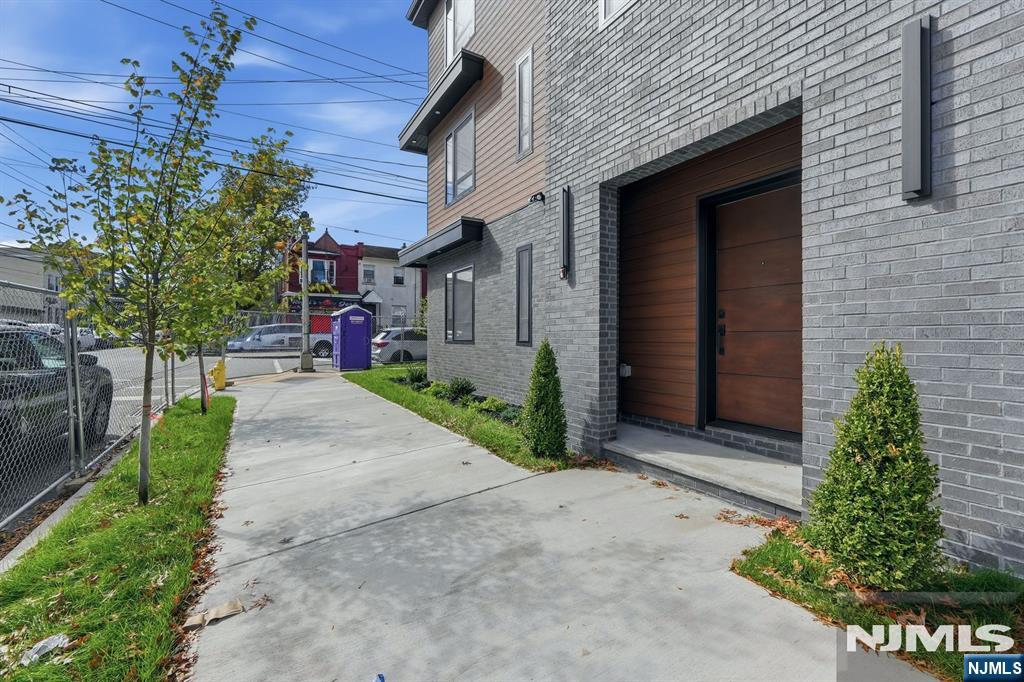 97 W 9th Avenue