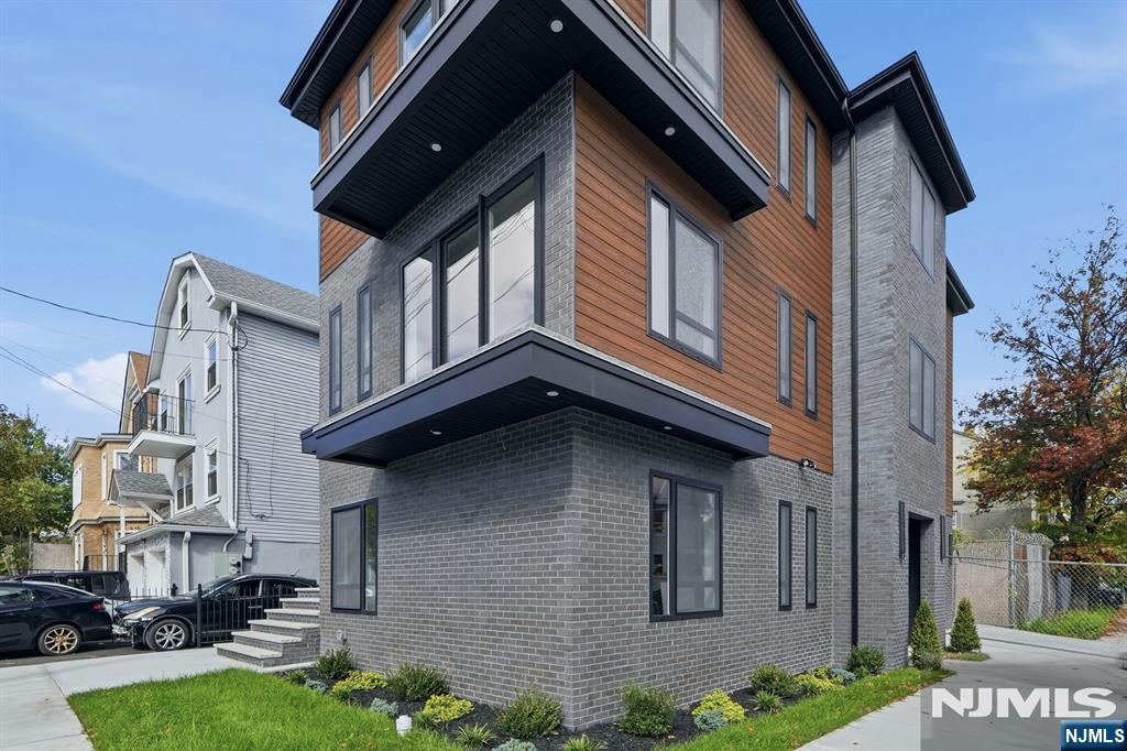 97 W 9th Avenue