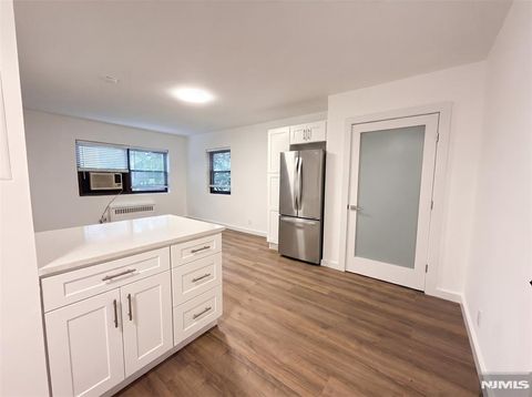 Photo of 3081 Edwin Avenue #1H, Fort Lee, NJ 07024 (MLS # 26025664)