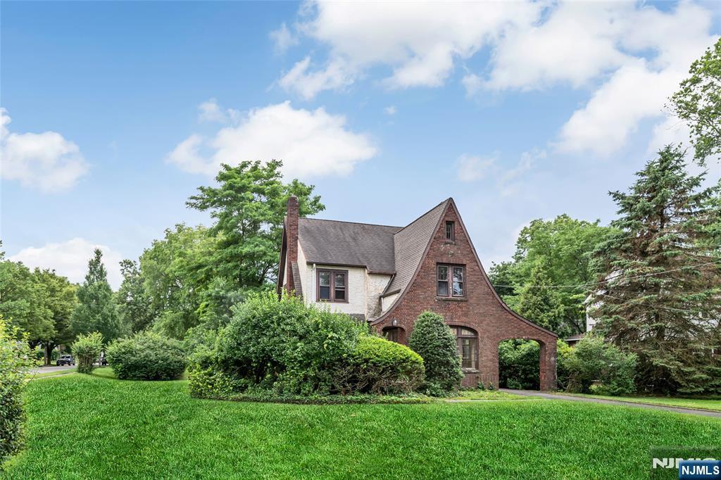 332 Meadowbrook Avenue