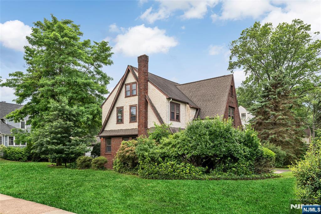 332 Meadowbrook Avenue
