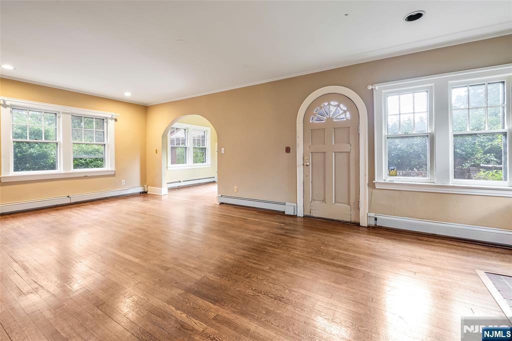 332 Meadowbrook Avenue