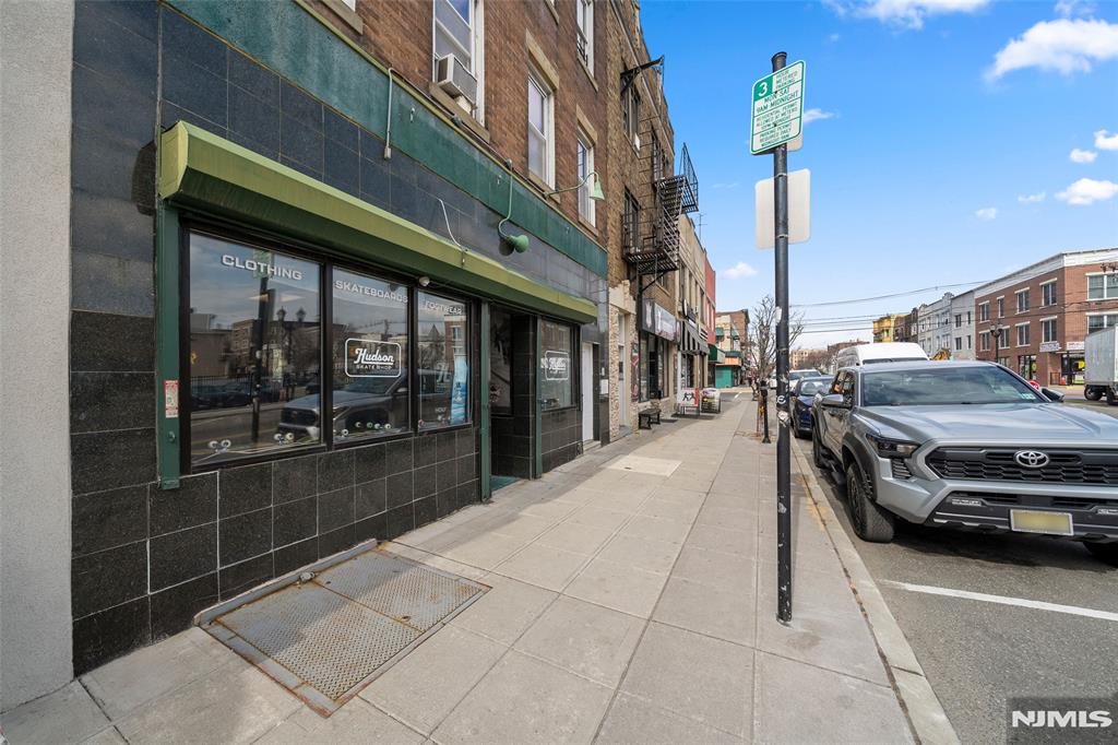 Main image without alt text