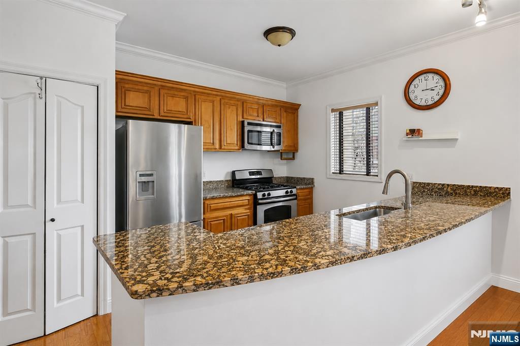 528 52nd Street 201