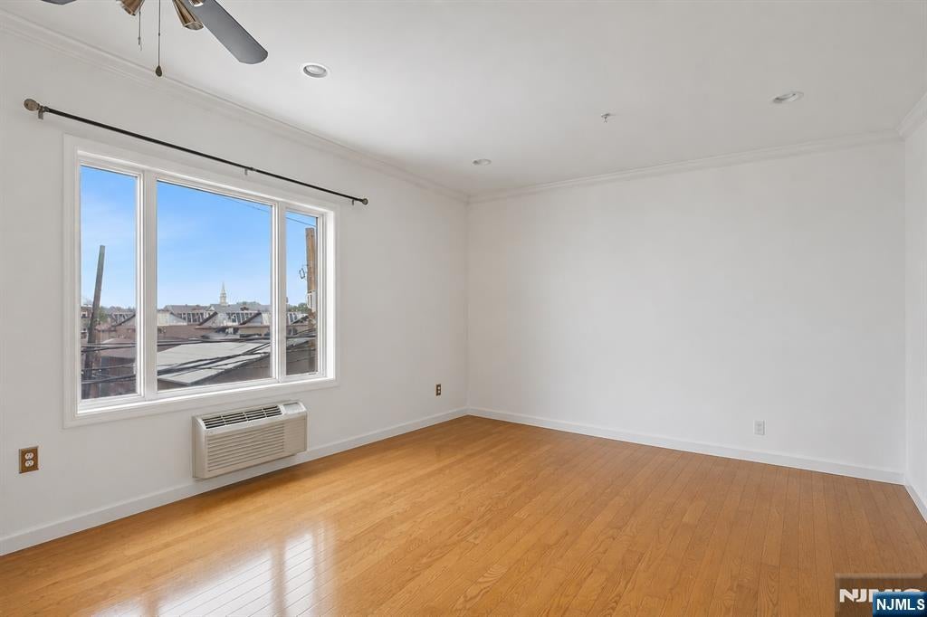 528 52nd Street 201