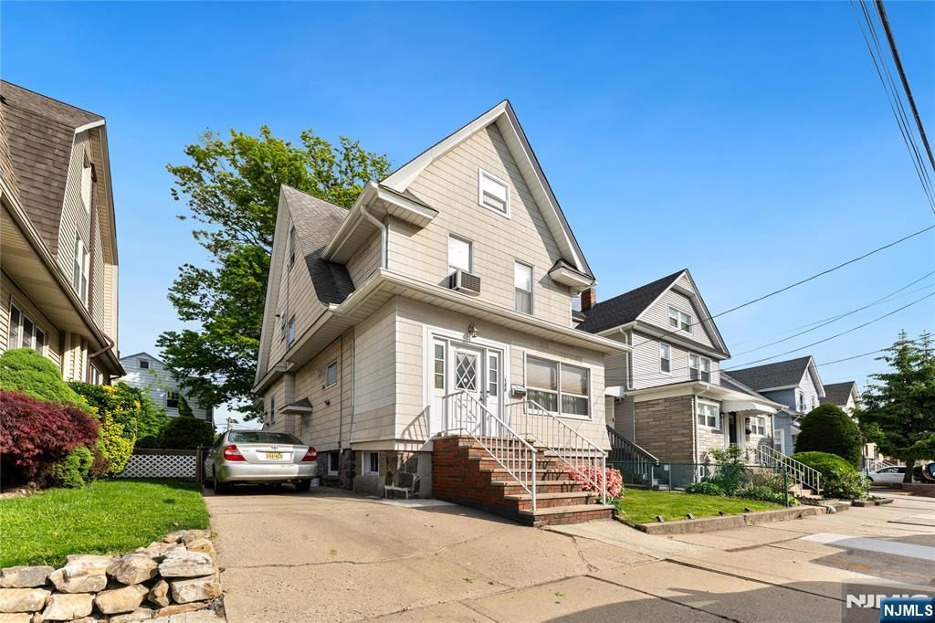 Photo of 186 Oakwood Avenue, Cliffside Park, NJ 07010 (MLS # 26017569)