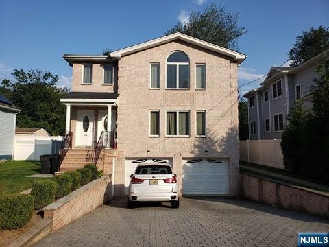 Photo of 478 Walnut St, Ridgefield, NJ 07657 (MLS # 25038839)