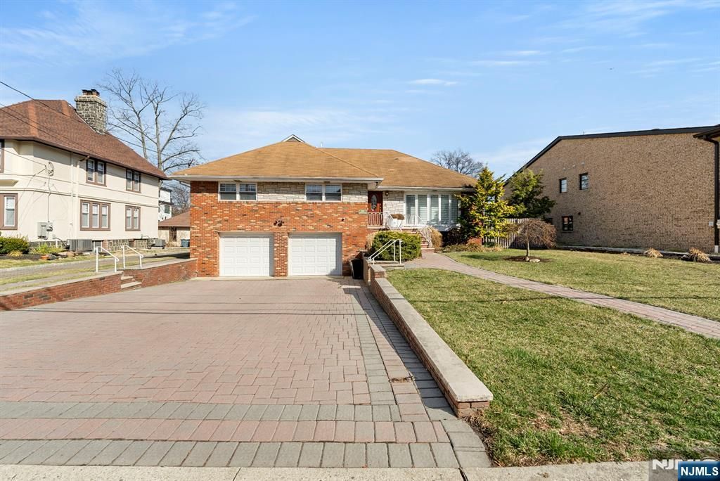 Photo of 1070 Cumbermeade Road, Fort Lee, NJ 07024 (MLS # 26006253)