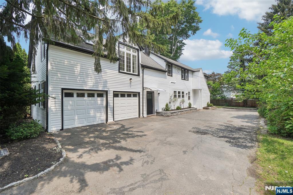 24 Tuers Place, Montclair, New Jersey - 5 Bedrooms  
4 Bathrooms  
10 Rooms - 