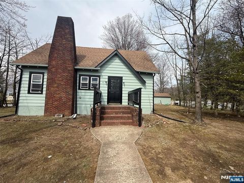 Photo of 131 W Ramapo Avenue, Mahwah, NJ 07430 (MLS # 26009989)