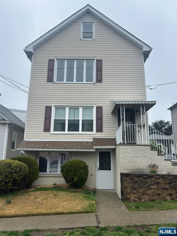 Rental Property at 21 Wadsworth St 2, Wallington, New Jersey - Bedrooms: 3 
Bathrooms: 1 
Rooms: 5  - $2,500 MO.