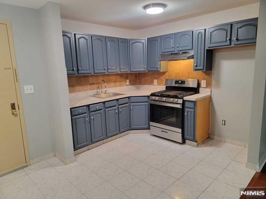 Spacious and updated 1 bedroom apartment in very well kept building, located near shopping and transportation. This nice space offers tile and wood flooring, freshly painted, ready to move in!