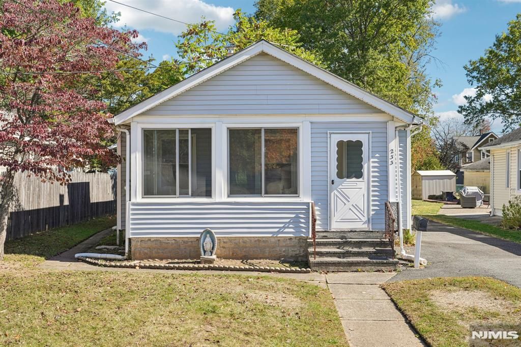 Photo of 233 Romain Avenue, Pompton Lakes, NJ 07442 (MLS # 25037380)