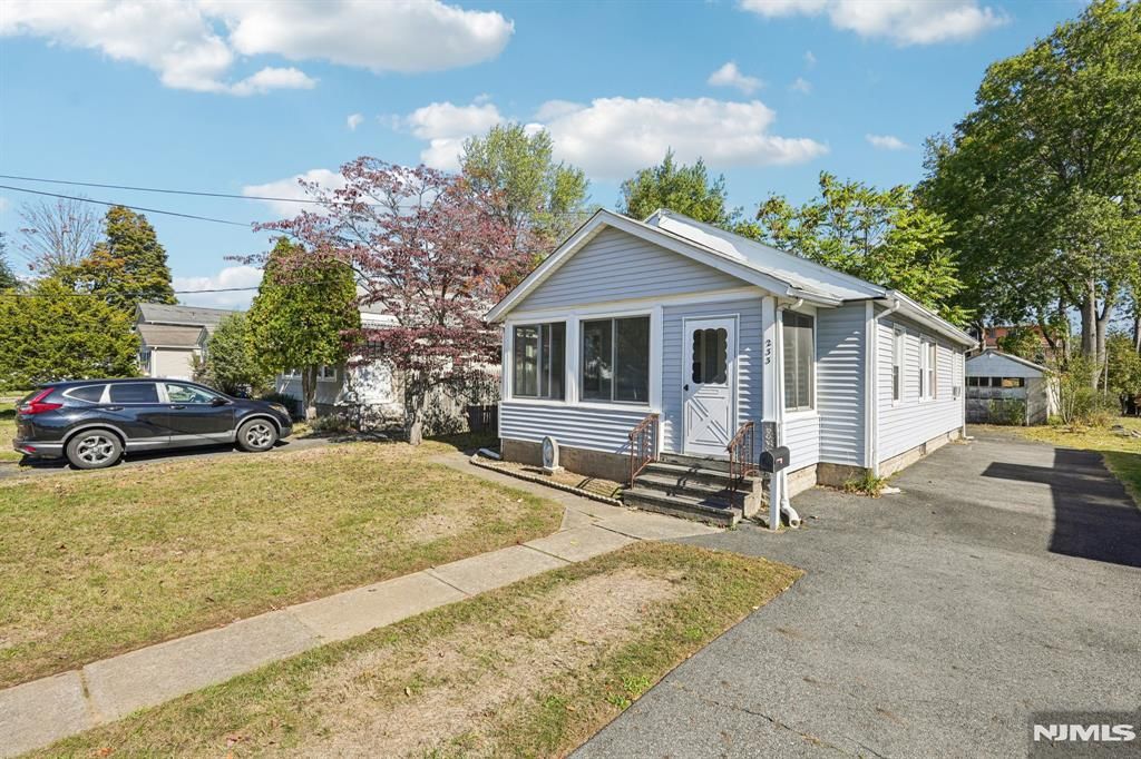 Photo of 233 Romain Avenue, Pompton Lakes, NJ 07442 (MLS # 25037380)
