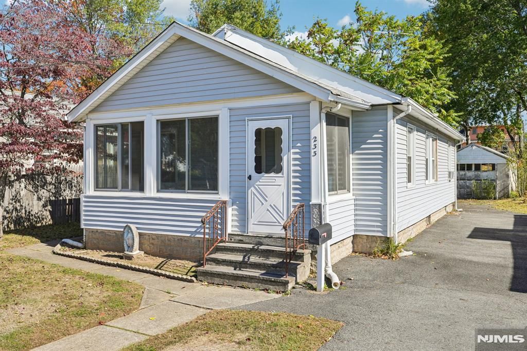 Photo of 233 Romain Avenue, Pompton Lakes, NJ 07442 (MLS # 25037380)