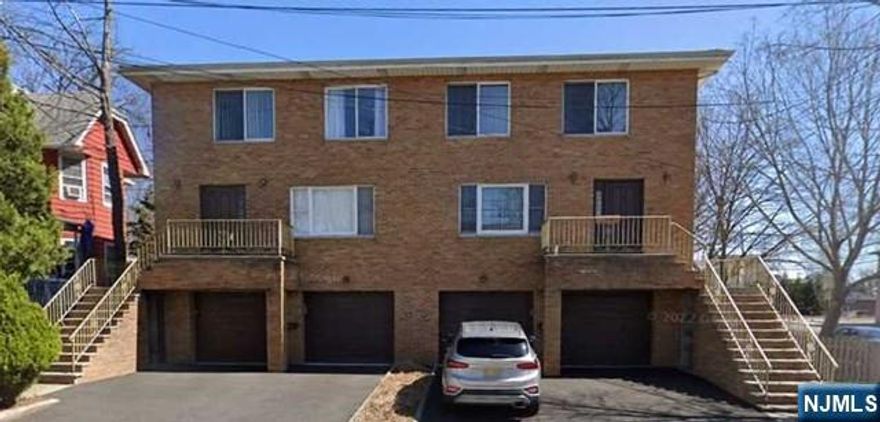 SIDE BY SIDE DUPLEX, HUGE 3BED 2.5 BATH, LIVINGROOM AND DINING ROOM.NEW KITCHEN. 1CAR GARAGE. NEW YORK BUS,EASY TO GO HIGHWAY.