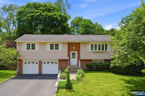Photo of 8 Nottingham Drive, East Brunswick, NJ 08816 (MLS # 26020374)