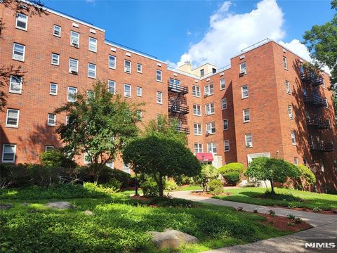 Photo of 2340 Linwood Ave #3F, Fort Lee, NJ 07024 (MLS # 25024315)