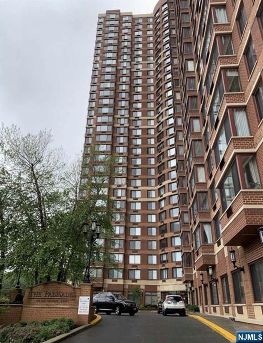 LUXURIOUS PRIVATE 2 BEDROOM CORNER UNIT, VIEW OF HUDSON RIVER & GW BRIDGE, GREAT AMENITIES, ON-SITE MANAGEMENT, CONCIERGE SERVICE, BRAND NEW HARDWOOD FLOOR ON LIVING ROOM AND BEDROOMS. NEW REFRIGERATOR AND MBR DOOR WILL BE REPLACED.