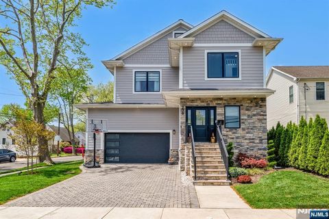 Photo of 230 Park Avenue, Teaneck, NJ 07666 (MLS # 26010337)