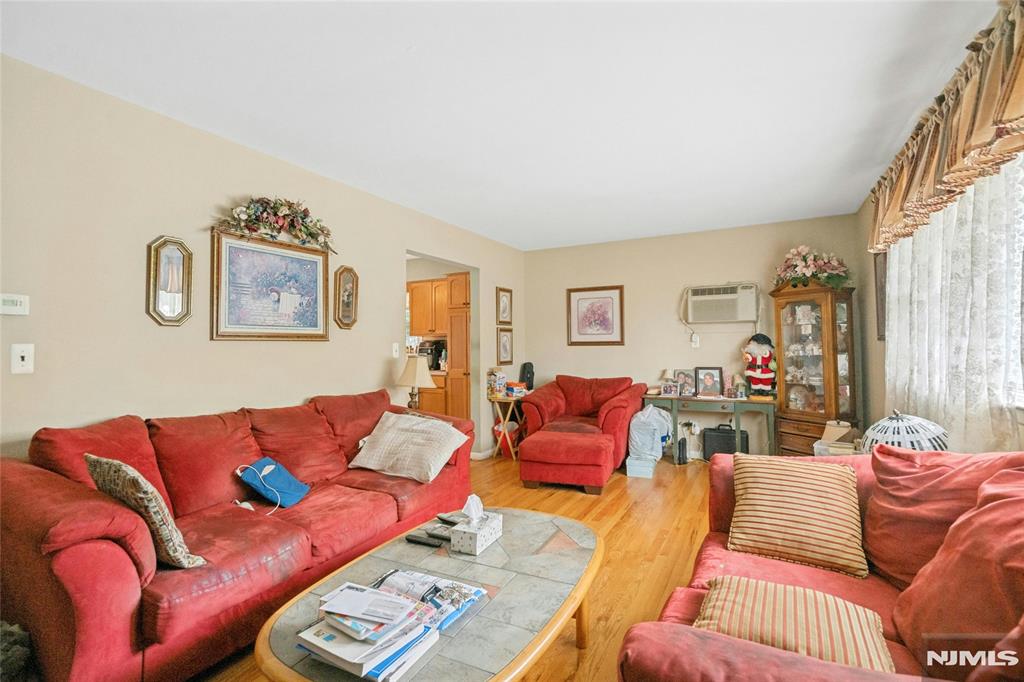 4 Royal Avenue