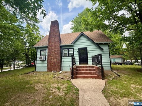 Photo of 131 W Ramapo Ave, Mahwah, NJ 07430 (MLS # 26024008)