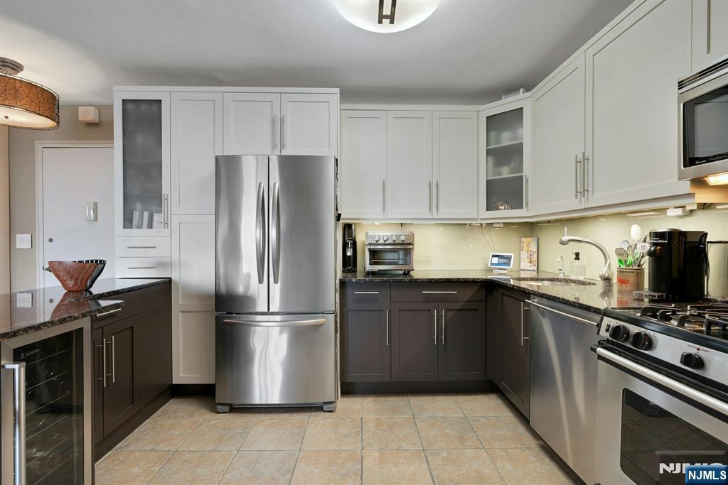 2000 Linwood Avenue 22C/D