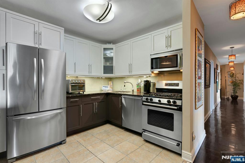 2000 Linwood Avenue 22C/D