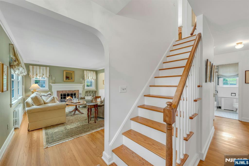 17 Crescent Place