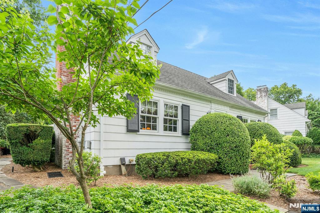 17 Crescent Place
